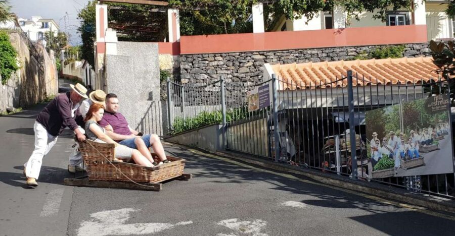 Funchal: Monte Toboggan and Old Town Tour by Tuk-Tuk - Up to Monte (585 meters): the climb sets the scene