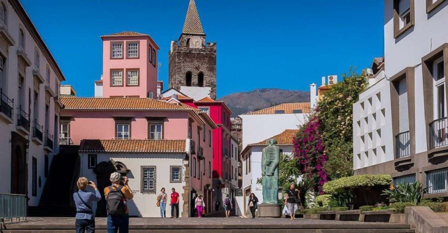 Funchal: Old Town Walking Tour - Entering the University of Madeira for a real city start