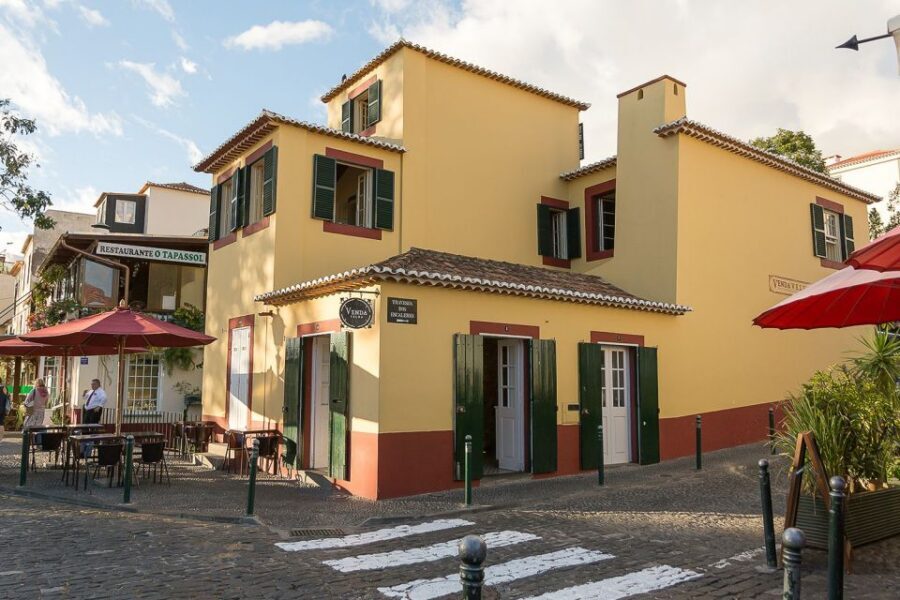 Funchal: Old Town Walking Tour - Funchal City Hall and the sweet factory: history you can almost taste