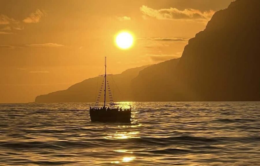 Funchal: Sunset Tour on Traditional Madeiran Boat w/ Drinks - Crew energy: the guides (and skippers) make the small boat work