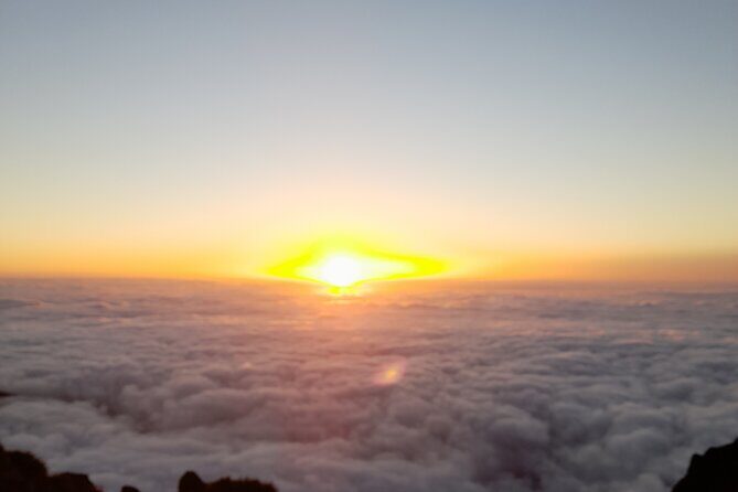 Madeira Pico do Arieiro Sunrise Tour - Stop at Pico do Arieiro: sunrise at 1,818 meters and how the waiting usually feels