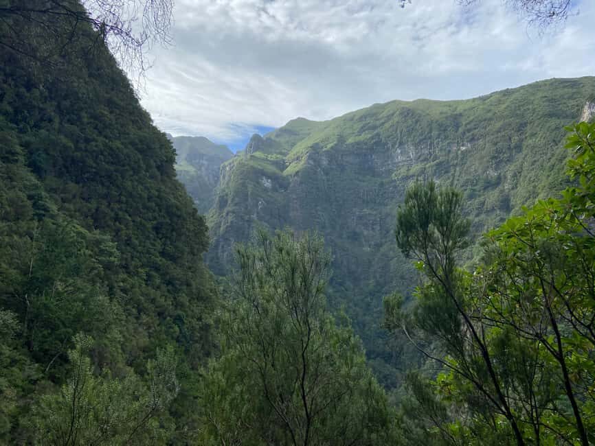 Madeira: PR 9 - Levada do Caldeirão Verde Hike Transfer - Return transfer: finishing without stress