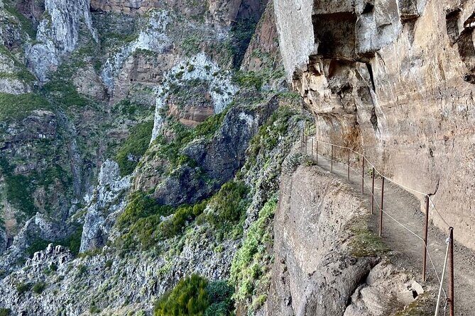 Morning Transfer To Pico Do Arieiro, Hike To Pico Ruivo & Return From Teixeira - The Descent to Achada do Teixeira: Where Knees Meet Reality